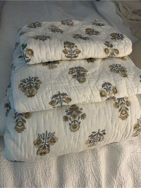 The Company Store White Quilt with Floral Motifs- king size